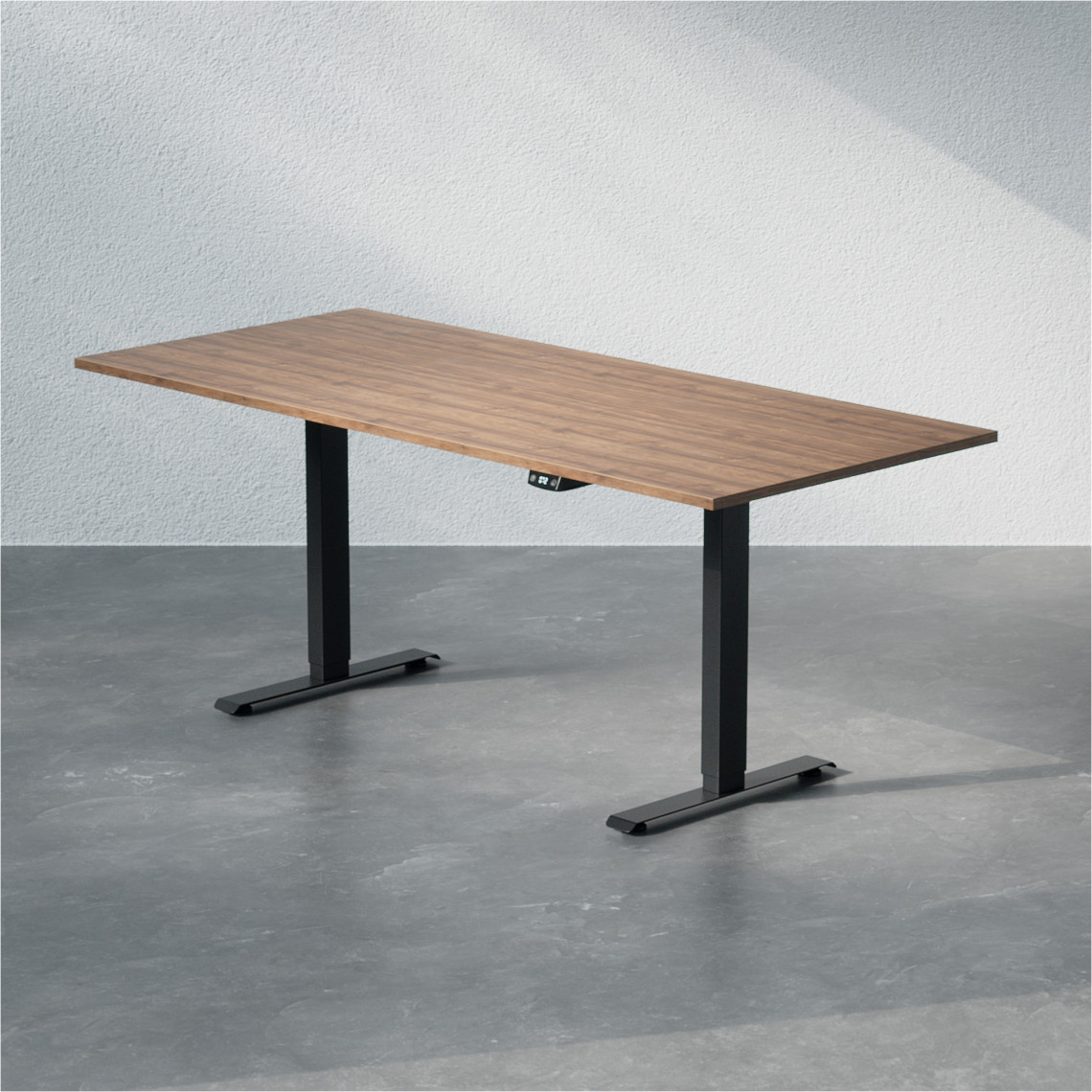 Skrivbord justerbart i höjd, storlek 180x80 cm, valnötsskiva och svarta bordsben.