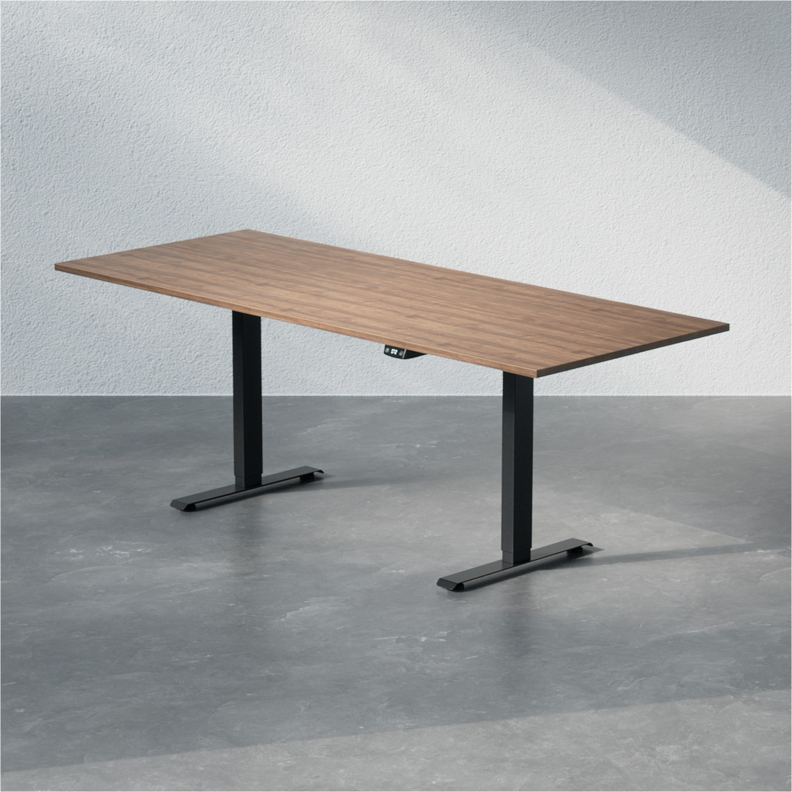 Skrivbord justerbart i höjd, storlek 200x80 cm, valnötsskiva och svarta bordsben.