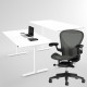 Herman Miller Aeron + Höj- och sänkbart skrivbord vitt 100x60 cm - Komplett arbetsplats Herman Miller Aeron + Höj- och sänkbart skrivbord vitt 100x60 cm - Komplett arbetsplats