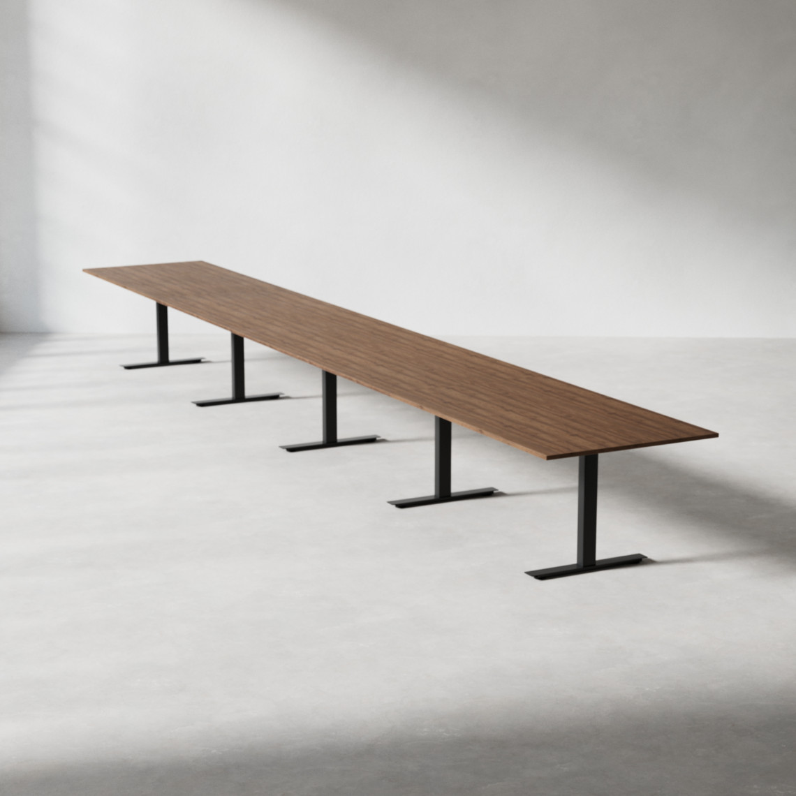 Konferensbord med valnötsfärgad laminatskiva 700x100 cm och svart t-stativ.