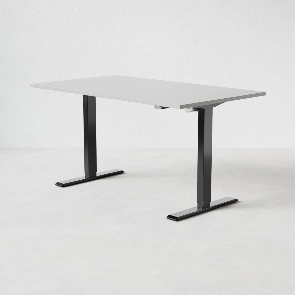 Justerbart skrivbord med mörkgrå bordsskiva och svarta ben