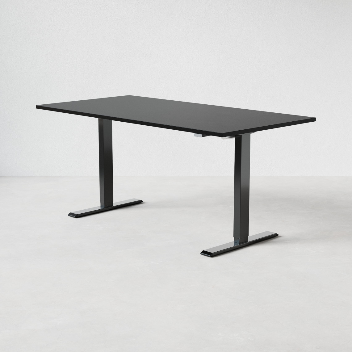 Justerbart skrivbord med svart bordsskiva och svarta ben, mått 160x80 cm