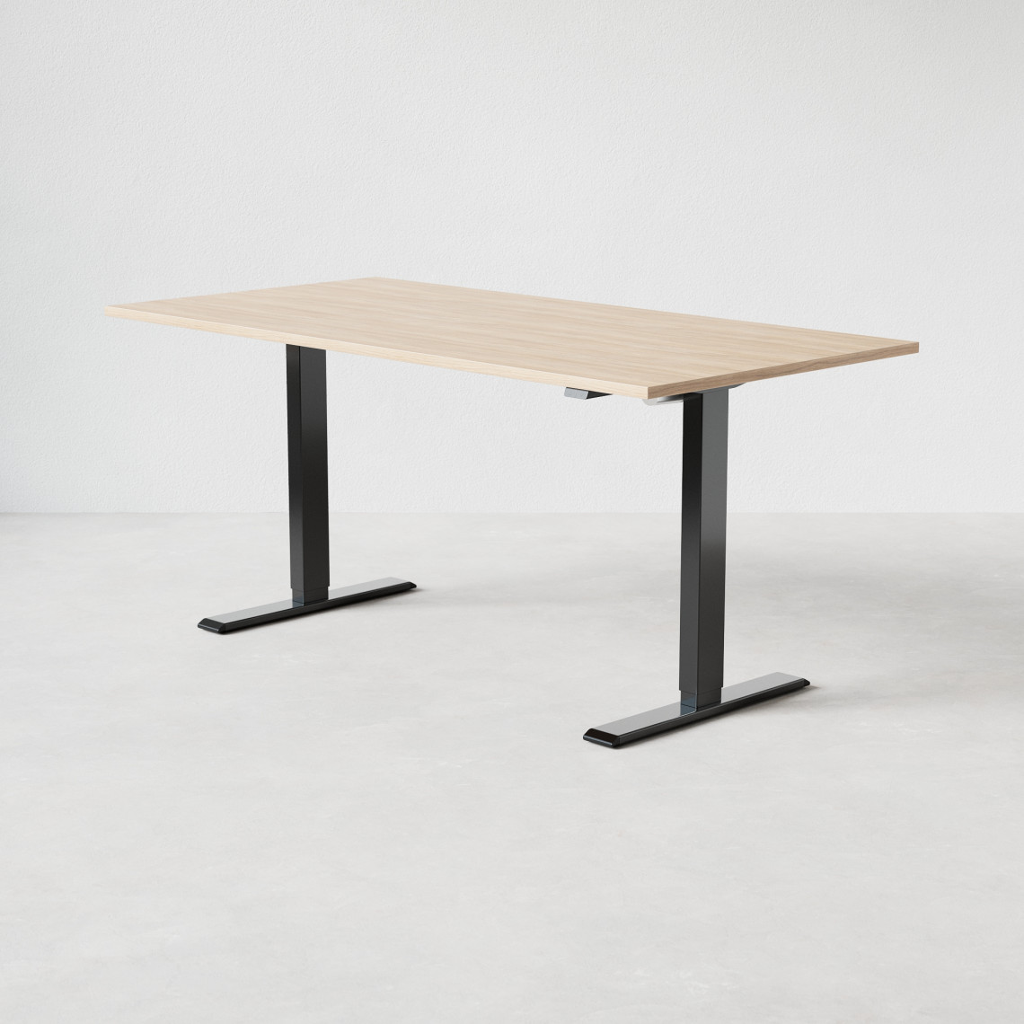 Justerbart skrivbord med ekskiva och svarta ben, mått 160x80 cm