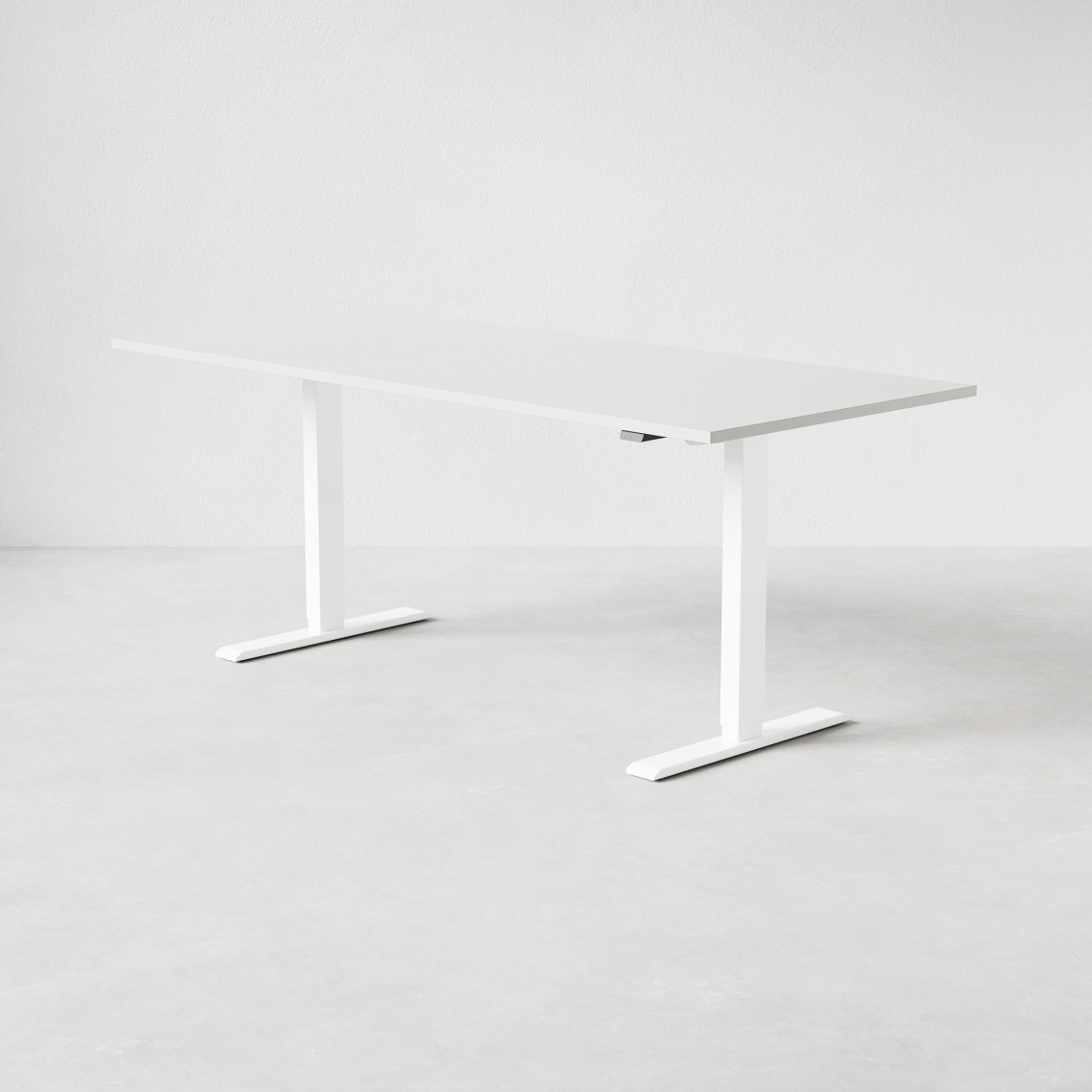 Justerbart skrivbord med ljusgrå bordsskiva och vita ben, mått 180x80 cm