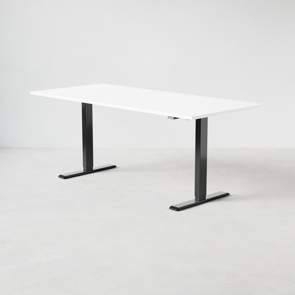 Justerbart skrivbord med vit bordsskiva och svarta ben, mått 180x80 cm Justerbart skrivbord med vit bordsskiva och svarta ben, mått 180x80 cm