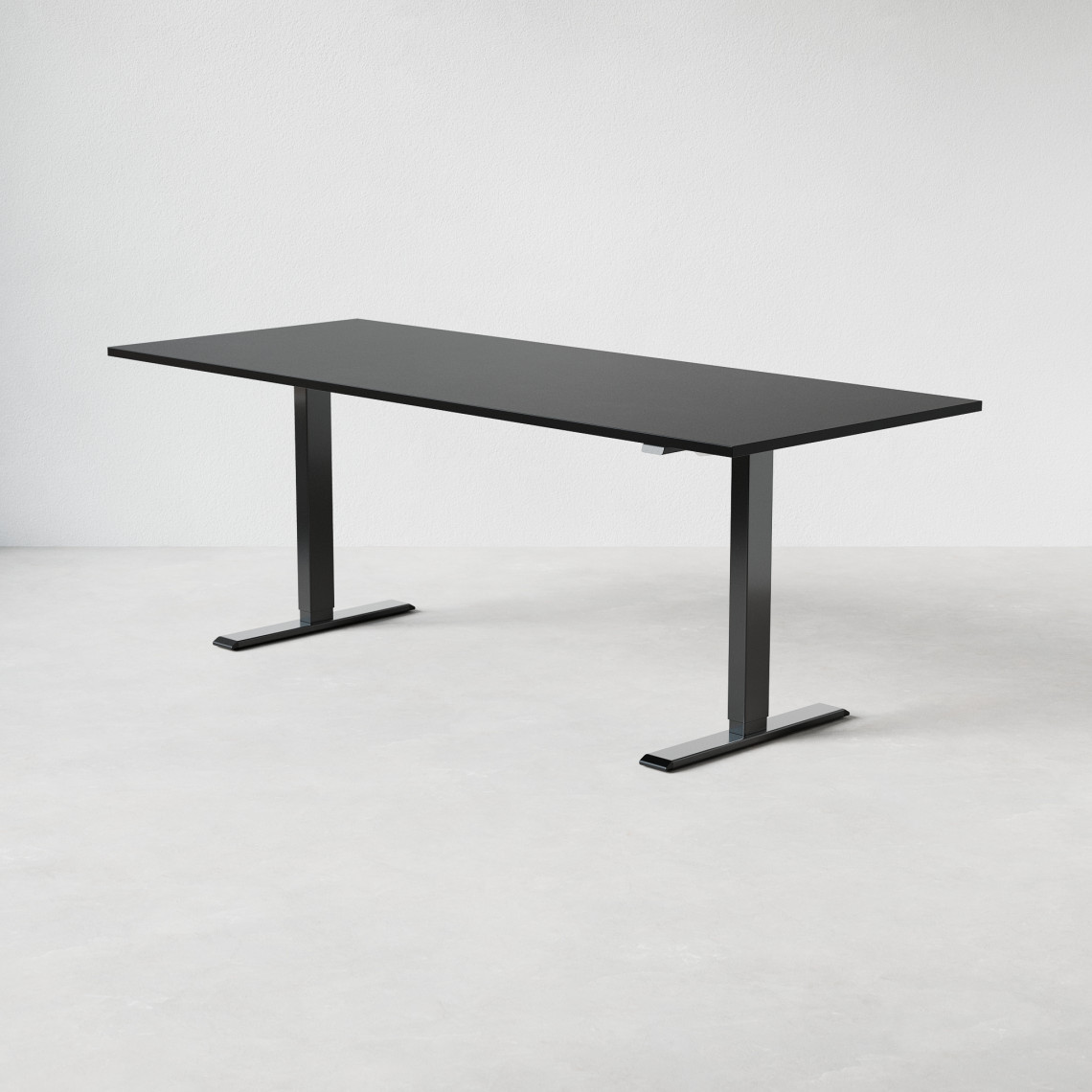 Justerbart skrivbord med svart bordsskiva och svarta ben, mått 200x80 cm