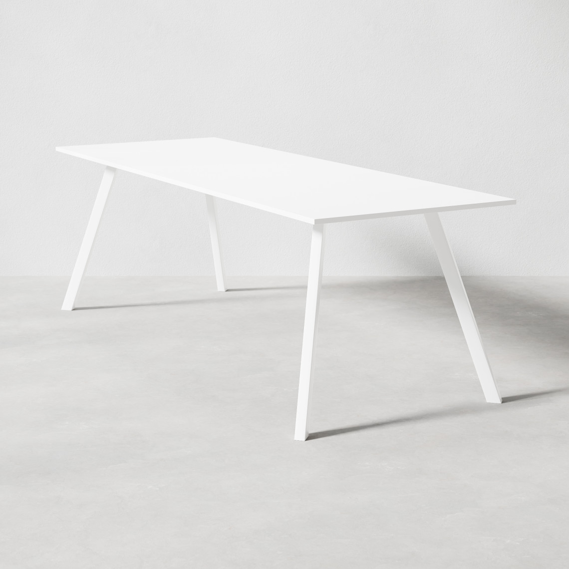 Konferensbord med vit laminatskiva och vitt metallunderrede med två utställda benpar. 90 centimeter högt.
