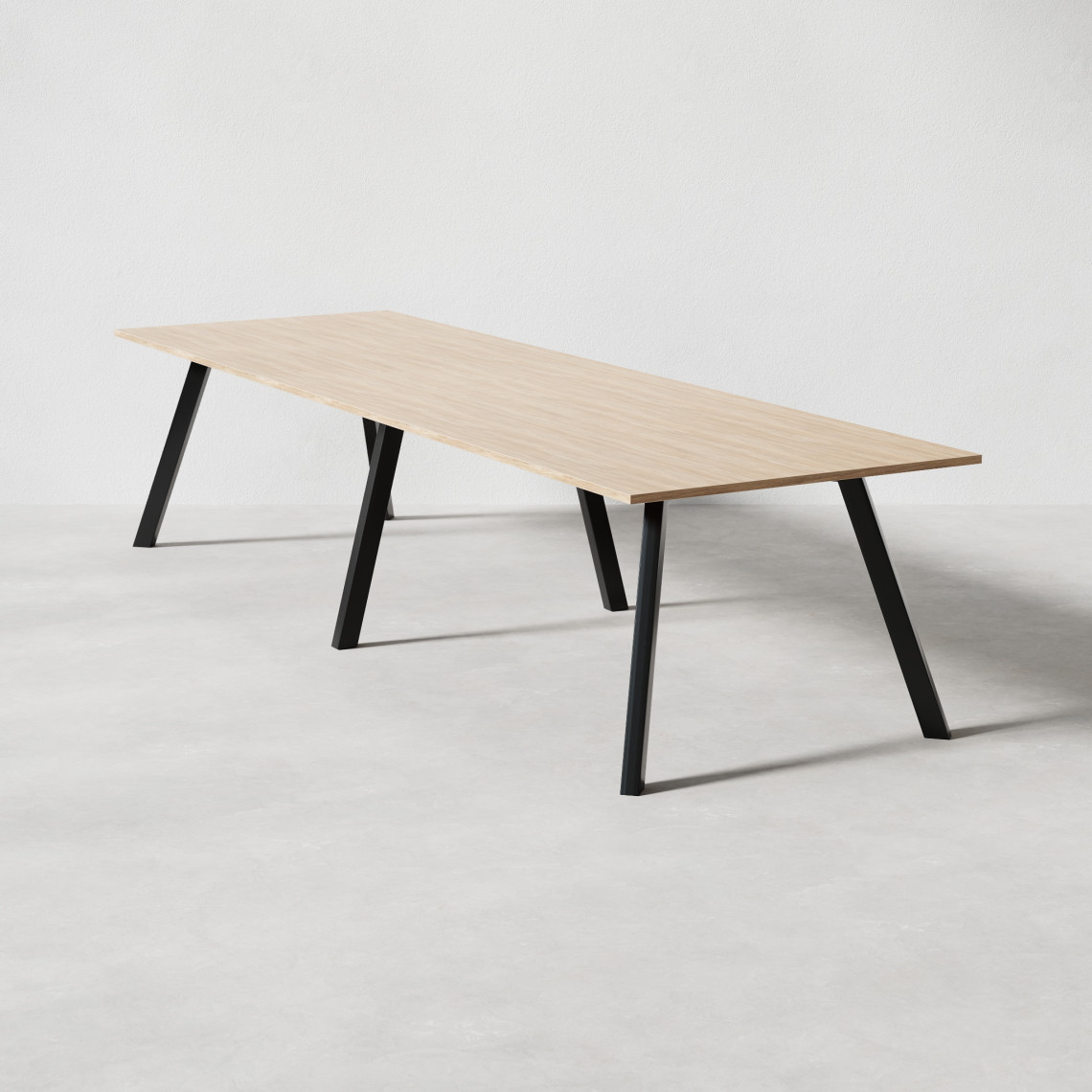 Konferensbord med ek laminatskiva och svart metallunderrede med tre utställda benpar. 73 centimeter högt. Konferensbord med ek laminatskiva och svart metallunderrede med tre utställda benpar. 73 centimeter högt.