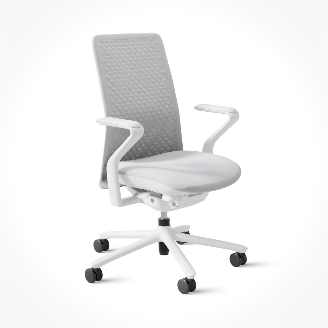 En ljusgrå, ergonomisk kontorsstol med ryggstöd i mesh, armstöd och ett femstjärnigt fotkryss på hjul. En ljusgrå, ergonomisk kontorsstol med ryggstöd i mesh, armstöd och ett femstjärnigt fotkryss på hjul.