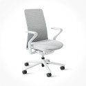 En ljusgrå, ergonomisk kontorsstol med ryggstöd i mesh, armstöd och ett femstjärnigt fotkryss på hjul. En ljusgrå, ergonomisk kontorsstol med ryggstöd i mesh, armstöd och ett femstjärnigt fotkryss på hjul.