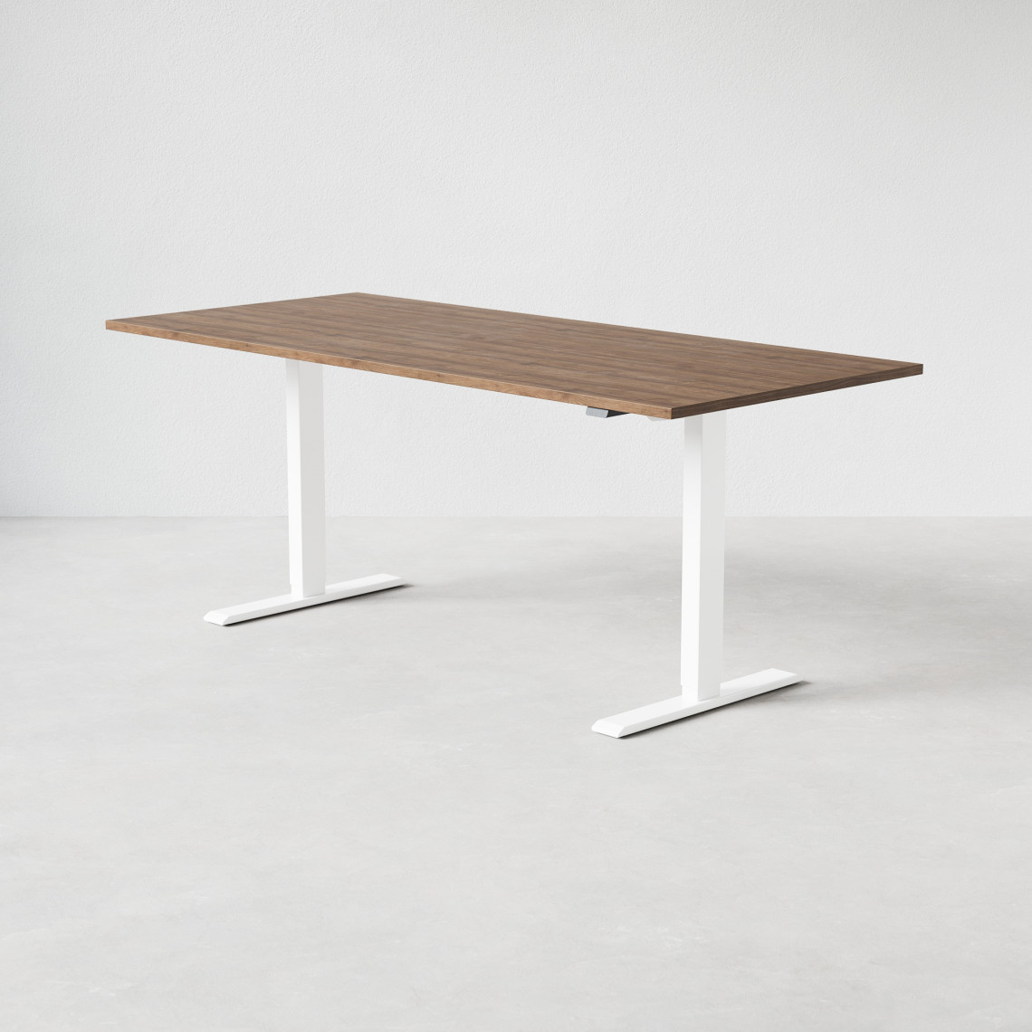 Justerbart skrivbord med valnötsskiva och vita ben