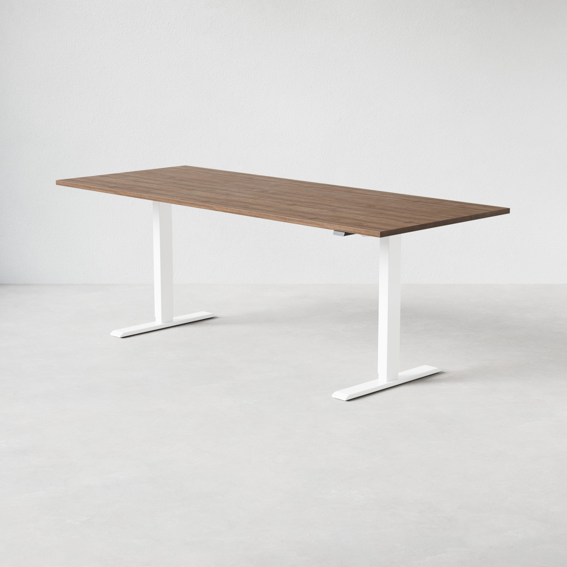 Justerbart skrivbord med valnötsskiva och vita ben