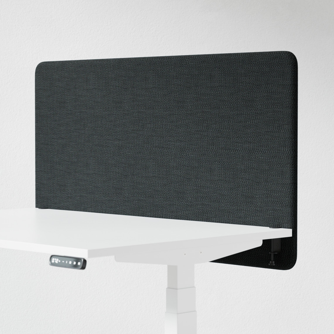 Ljudabsorberande bordsskärm med svart klädsel, fäst på skrivbordsfront. 120 centimeter bred. Ljudabsorberande bordsskärm med svart klädsel, fäst på skrivbordsfront. 120 centimeter bred.