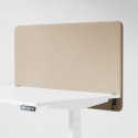 Ljudabsorberande bordsskärm med beige klädsel, fäst på skrivbordsfront. 120 centimeter bred. Ljudabsorberande bordsskärm med beige klädsel, fäst på skrivbordsfront. 120 centimeter bred.