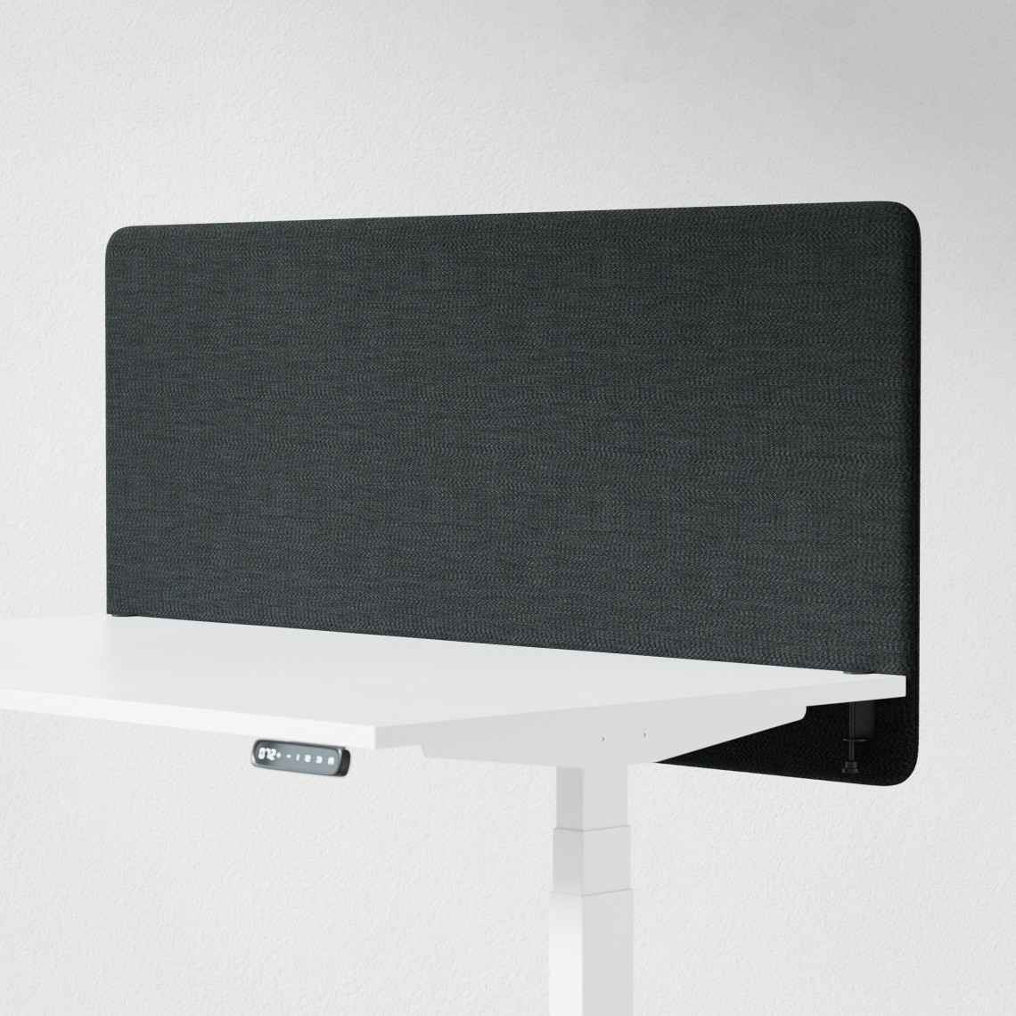 Ljudabsorberande bordsskärm med svart klädsel, fäst på skrivbordsfront. 140 centimeter bred.