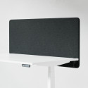 Ljudabsorberande bordsskärm med svart klädsel, fäst på skrivbordsfront. 140 centimeter bred.