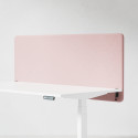 Ljudabsorberande bordsskärm med rosa klädsel, fäst på skrivbordsfront. 160 centimeter bred. Ljudabsorberande bordsskärm med rosa klädsel, fäst på skrivbordsfront. 160 centimeter bred.