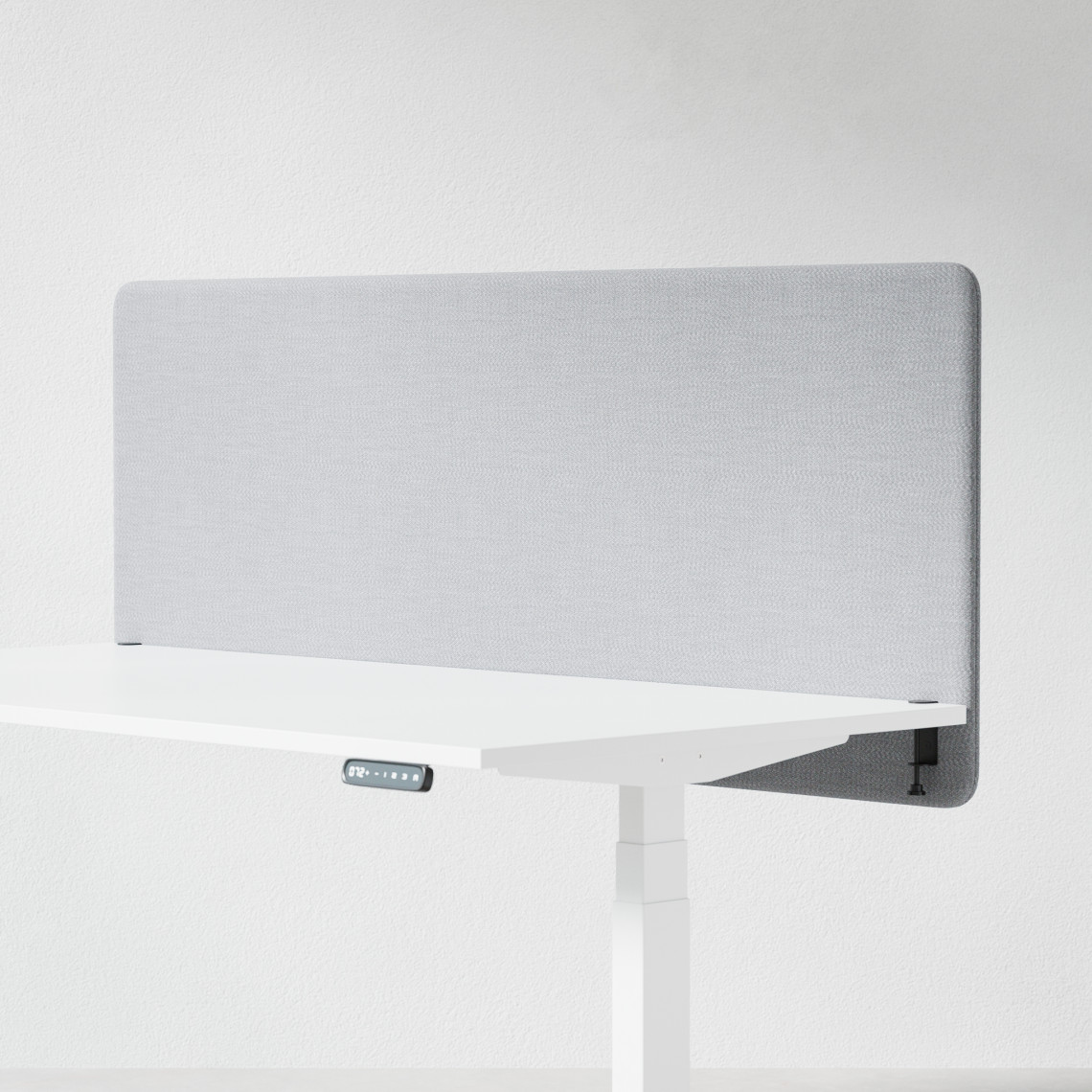 Ljudabsorberande bordsskärm med ljusgrå klädsel, fäst på skrivbordsfront. 160 centimeter bred. Ljudabsorberande bordsskärm med ljusgrå klädsel, fäst på skrivbordsfront. 160 centimeter bred.