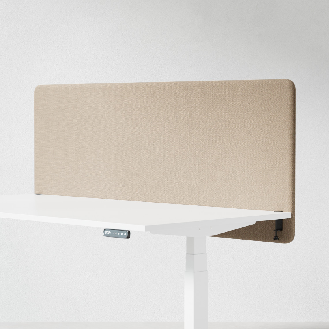 Ljudabsorberande bordsskärm med beige klädsel, fäst på skrivbordsfront. 160 centimeter bred. Ljudabsorberande bordsskärm med beige klädsel, fäst på skrivbordsfront. 160 centimeter bred.