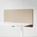 Ljudabsorberande bordsskärm med beige klädsel, fäst på skrivbordsfront. 160 centimeter bred. Ljudabsorberande bordsskärm med beige klädsel, fäst på skrivbordsfront. 160 centimeter bred.