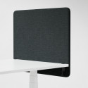 Ljudabsorberande bordsskärm med svart klädsel, fäst på skrivbordsfront. Ljudabsorberande bordsskärm med svart klädsel, fäst på skrivbordsfront.