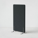 Ljudabsorberande golvskärm i svart klädsel utrustad med svarta skärmfötter, snett från sidan. Ljudabsorberande golvskärm i svart klädsel utrustad med svarta skärmfötter, snett från sidan.