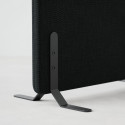 Närbild hörn av ljudabsorberande golvskärm i svart klädsel, med svarta skärmfötter. Närbild hörn av ljudabsorberande golvskärm i svart klädsel, med svarta skärmfötter.