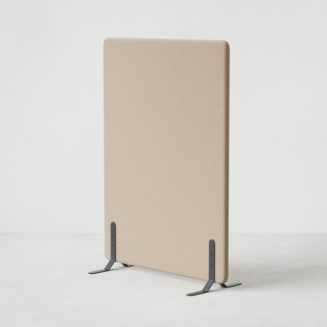 Ljudabsorberande golvskärm i beige klädsel utrustad med svarta skärmfötter, snett från sidan. Ljudabsorberande golvskärm i beige klädsel utrustad med svarta skärmfötter, snett från sidan.
