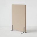 Ljudabsorberande golvskärm i beige klädsel utrustad med svarta skärmfötter, snett från sidan. Ljudabsorberande golvskärm i beige klädsel utrustad med svarta skärmfötter, snett från sidan.