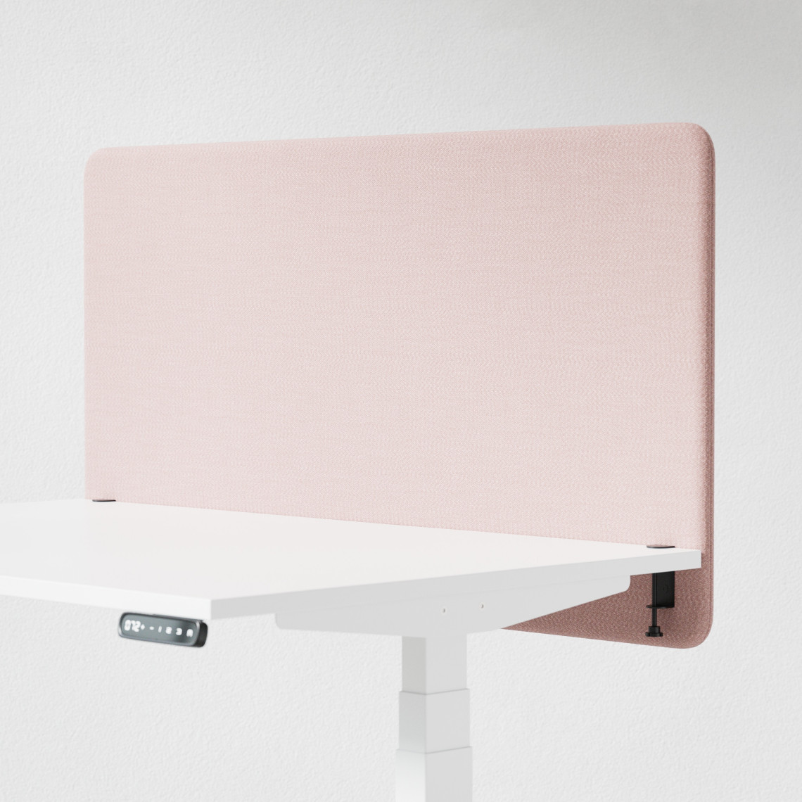 Ljudabsorberande bordsskärm med rosa klädsel, fäst på skrivbordsfront. 120 centimeter bred.