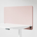 Ljudabsorberande bordsskärm med rosa klädsel, fäst på skrivbordsfront. 120 centimeter bred.