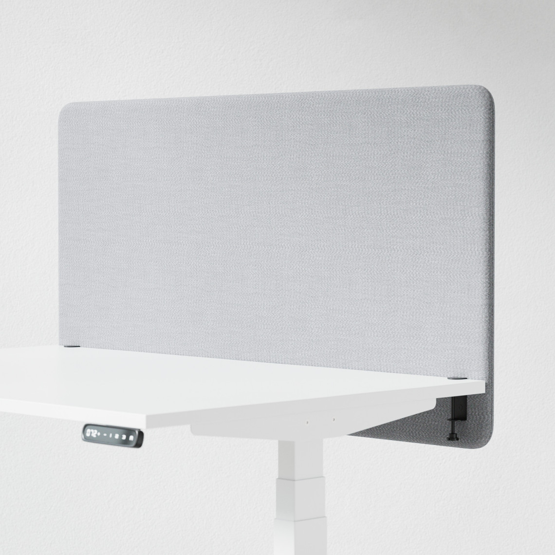 Ljudabsorberande bordsskärm med ljusgrå klädsel, fäst på skrivbordsfront. 120 centimeter bred.