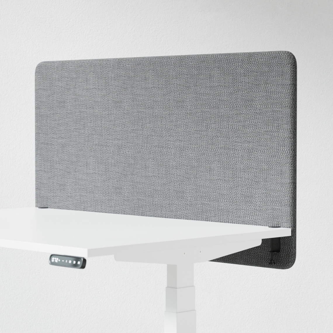 Ljudabsorberande bordsskärm med grå klädsel, fäst på skrivbordsfront. 120 centimeter bred.