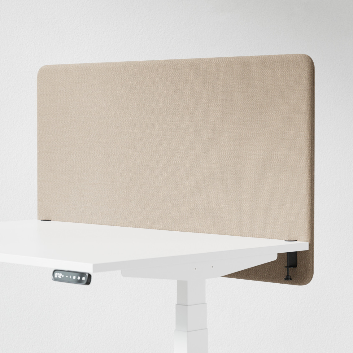 Ljudabsorberande bordsskärm med beige klädsel, fäst på skrivbordsfront. 120 centimeter bred.