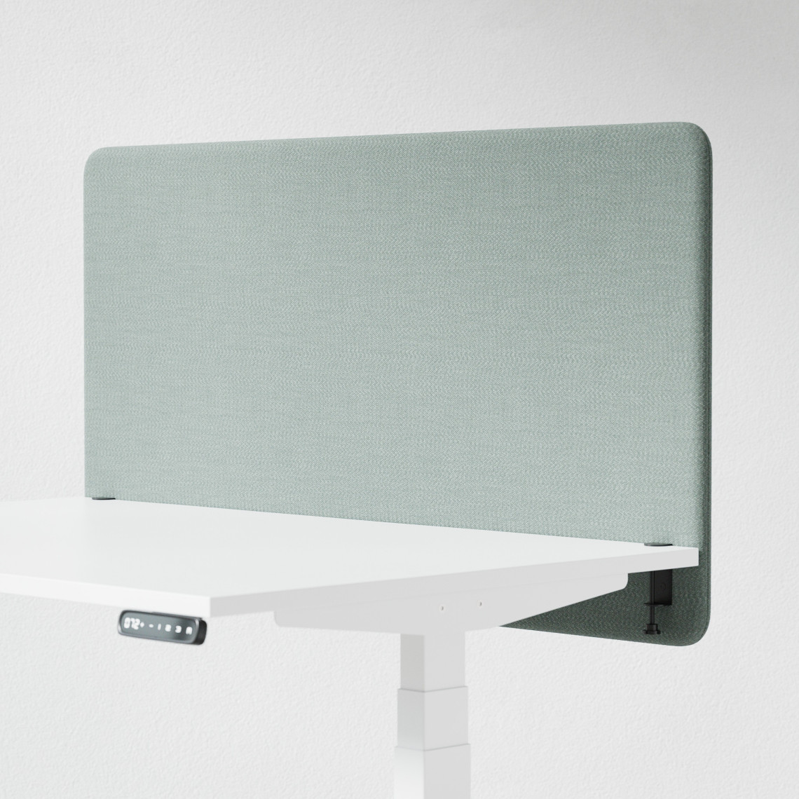 Ljudabsorberande bordsskärm med grön klädsel, fäst på skrivbordsfront. 120 centimeter bred.