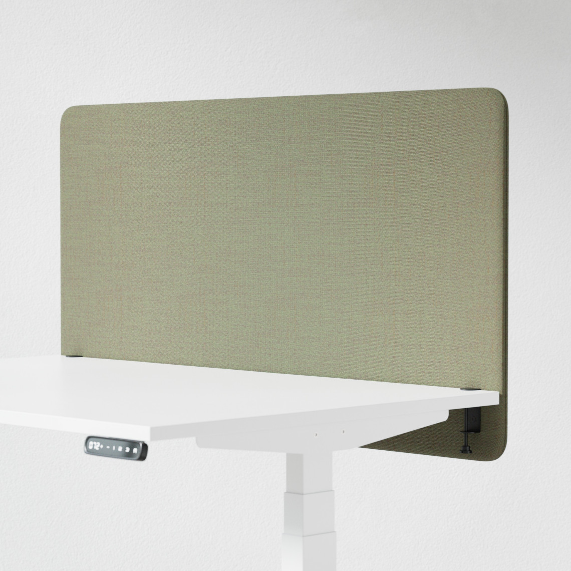 Ljudabsorberande bordsskärm med olivgrön klädsel, fäst på skrivbordsfront. 120 centimeter bred.