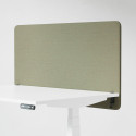 Ljudabsorberande bordsskärm med olivgrön klädsel, fäst på skrivbordsfront. 120 centimeter bred.