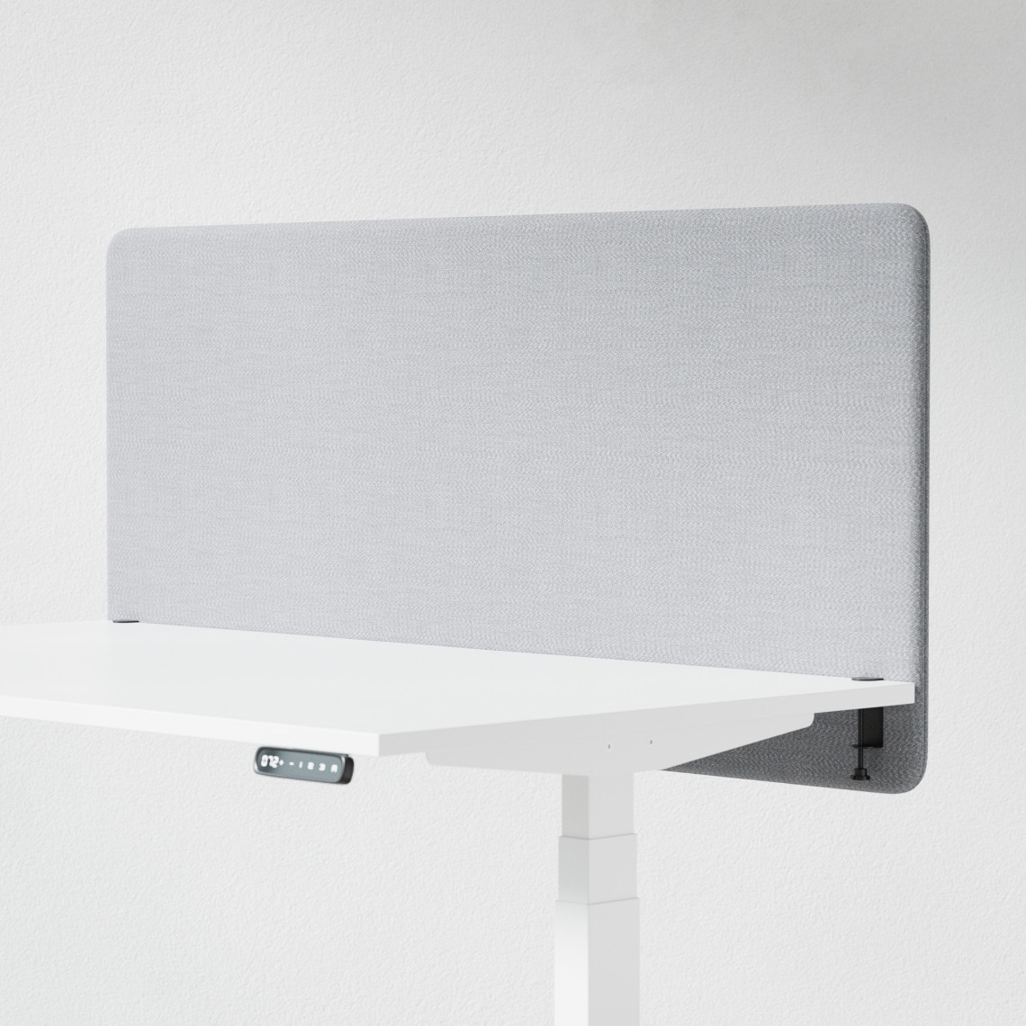 Ljudabsorberande bordsskärm med ljusgrå klädsel, fäst på skrivbordsfront. 140 centimeter bred.