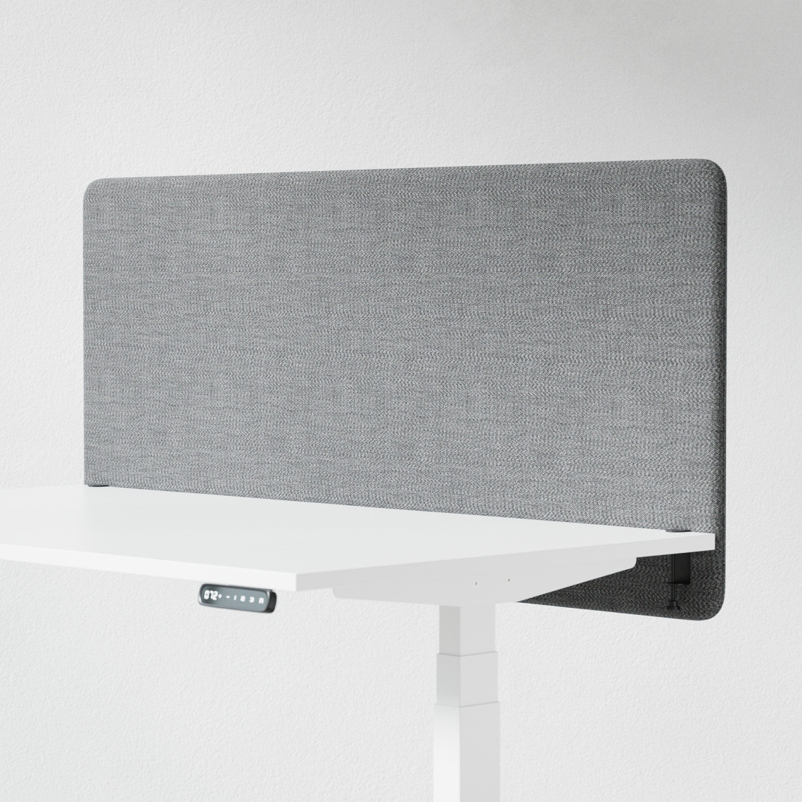 Ljudabsorberande bordsskärm med grå klädsel, fäst på skrivbordsfront. 140 centimeter bred.