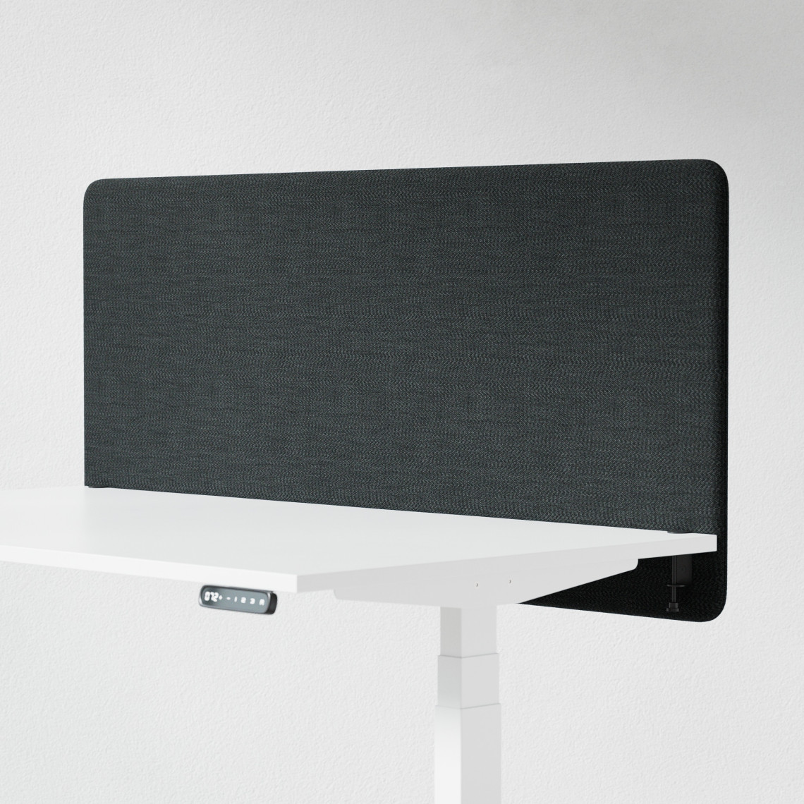 Ljudabsorberande bordsskärm med svart klädsel, fäst på skrivbordsfront. 140 centimeter bred.