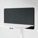 Ljudabsorberande bordsskärm med svart klädsel, fäst på skrivbordsfront. 140 centimeter bred.