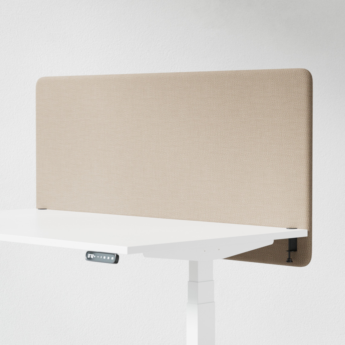 Ljudabsorberande bordsskärm med beige klädsel, fäst på skrivbordsfront. 140 centimeter bred.