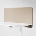 Ljudabsorberande bordsskärm med beige klädsel, fäst på skrivbordsfront. 140 centimeter bred.