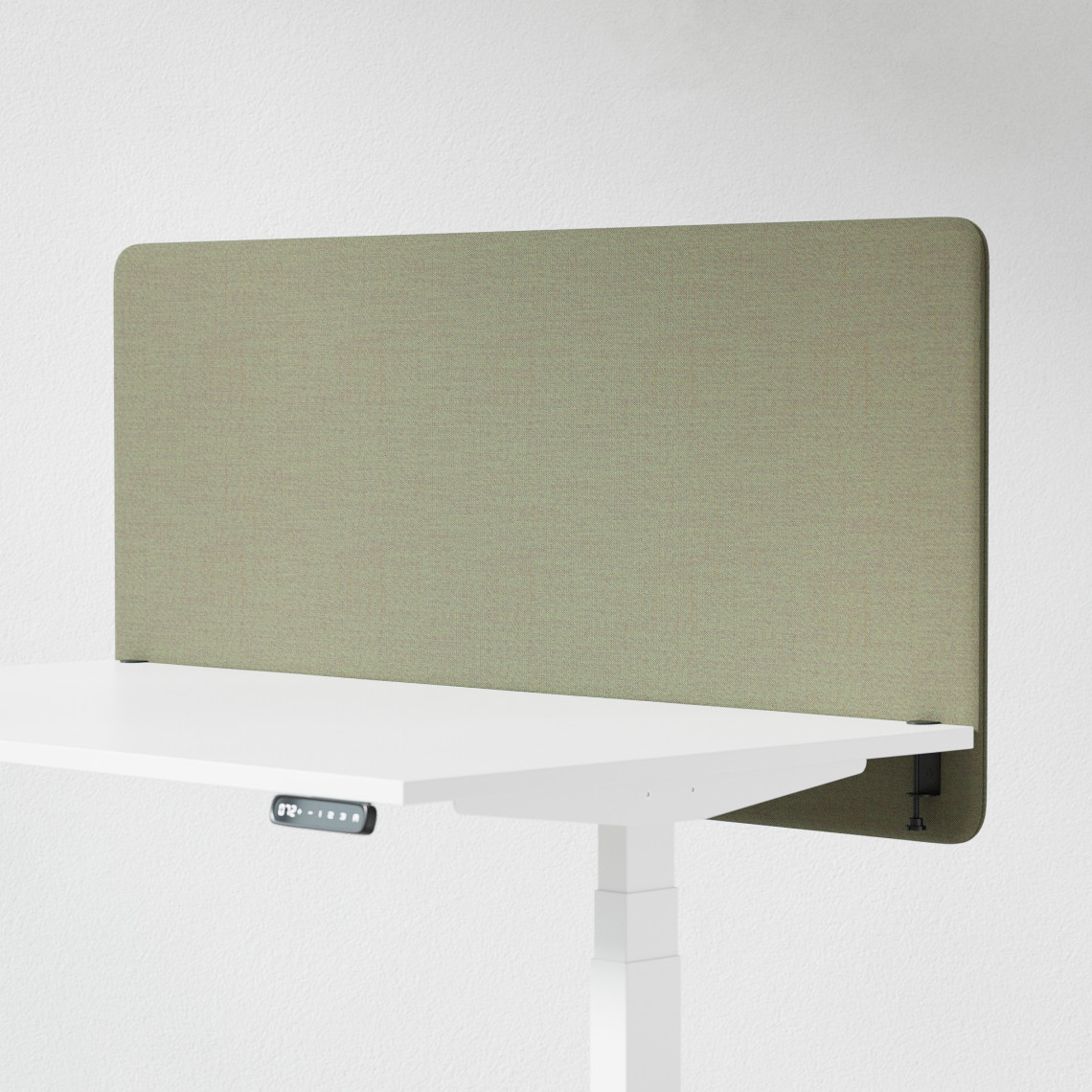 Ljudabsorberande bordsskärm med olivgrön klädsel, fäst på skrivbordsfront. 140 centimeter bred.