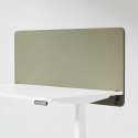 Ljudabsorberande bordsskärm med olivgrön klädsel, fäst på skrivbordsfront. 140 centimeter bred.