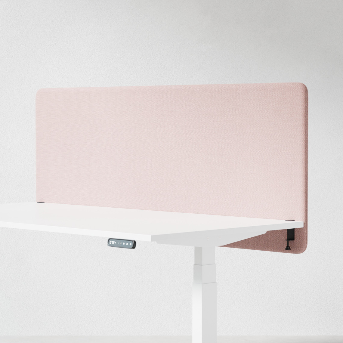 Ljudabsorberande bordsskärm med rosa klädsel, fäst på skrivbordsfront. 160 centimeter bred.