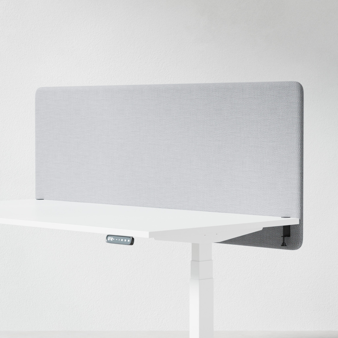 Ljudabsorberande bordsskärm med ljusgrå klädsel, fäst på skrivbordsfront. 160 centimeter bred.