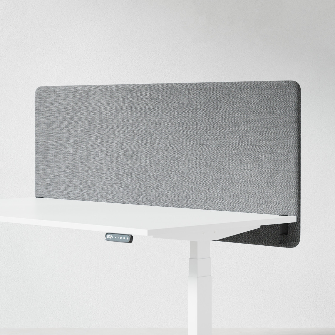 Ljudabsorberande bordsskärm med grå klädsel, fäst på skrivbordsfront. 160 centimeter bred.