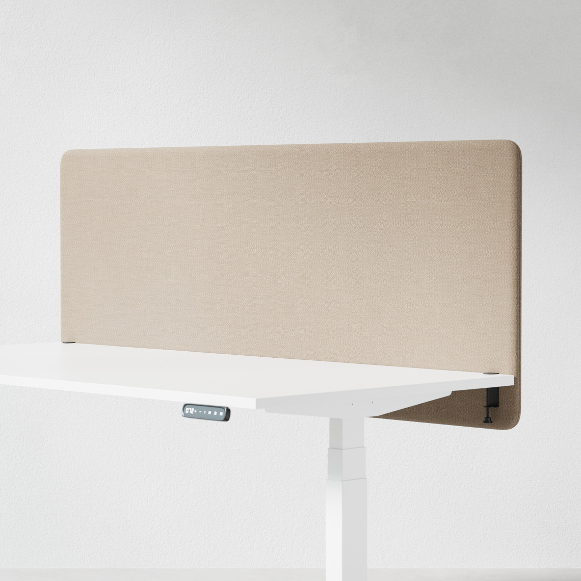 Ljudabsorberande bordsskärm med beige klädsel, fäst på skrivbordsfront. 160 centimeter bred.