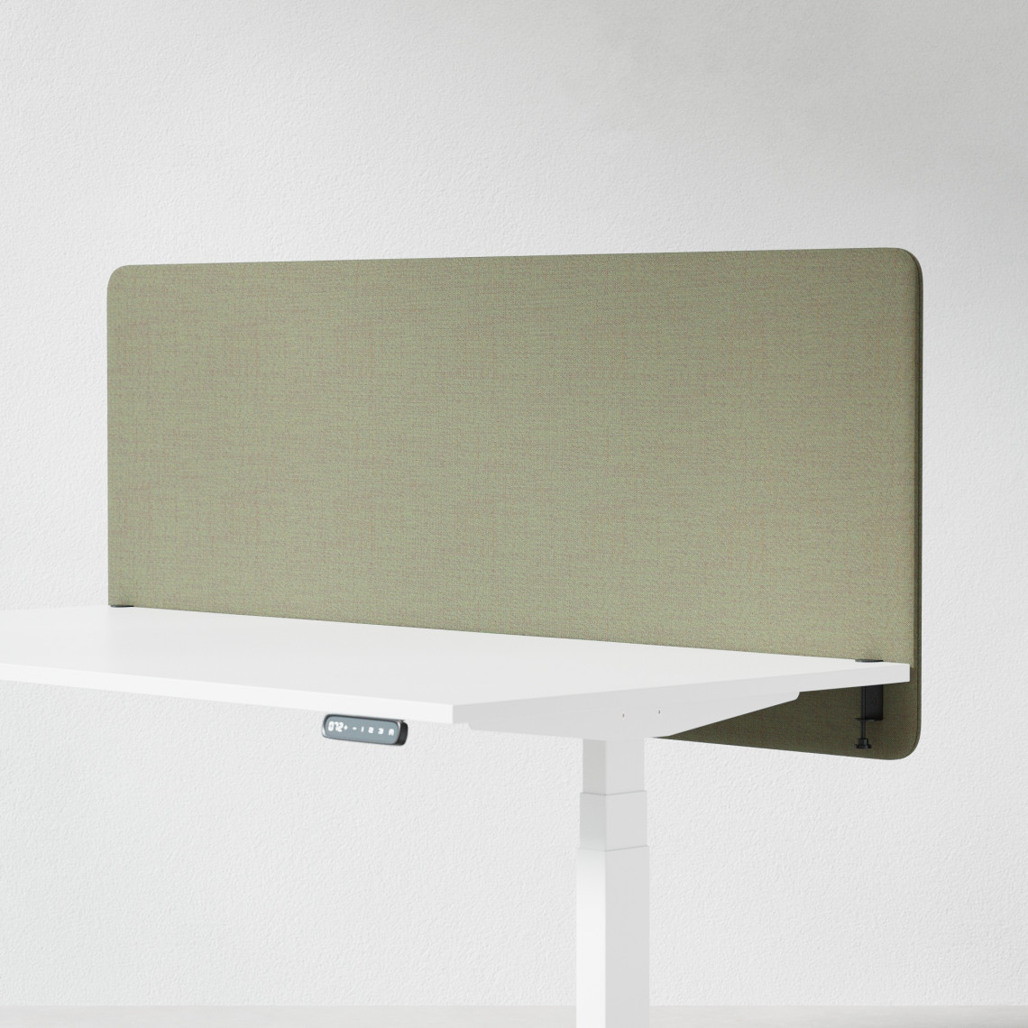 Ljudabsorberande bordsskärm med olivgrön klädsel, fäst på skrivbordsfront. 160 centimeter bred.